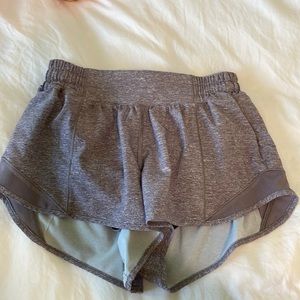 Lululemon hotty hot 2.5in shorts